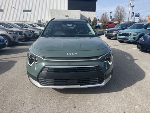 Used 2023 Kia Niro EX image 2