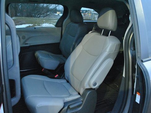 Certified 2022 Toyota Sienna XLE image 10