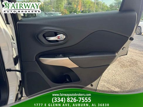 Used 2017 Jeep Cherokee Sport FWD image 29