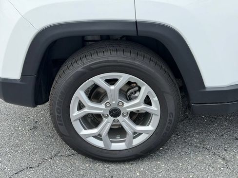 Used 2025 Jeep Compass Latitude w/ Sun & Sound Group AWD/4WD image 12