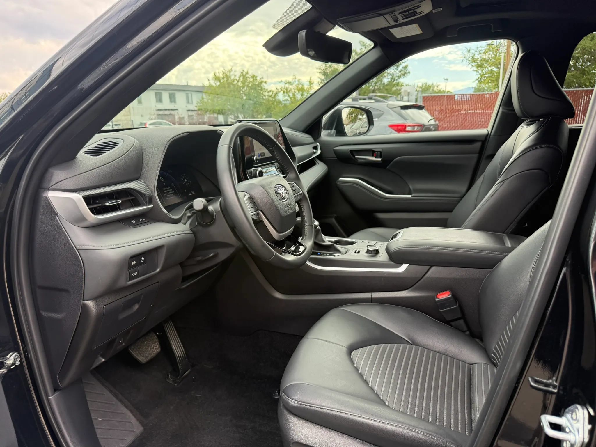 Used 2025 Toyota Highlander XSE AWD/4WD image 9