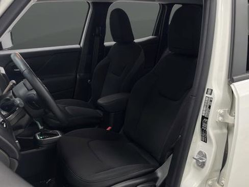 Used 2018 Jeep Renegade Altitude FWD image 9