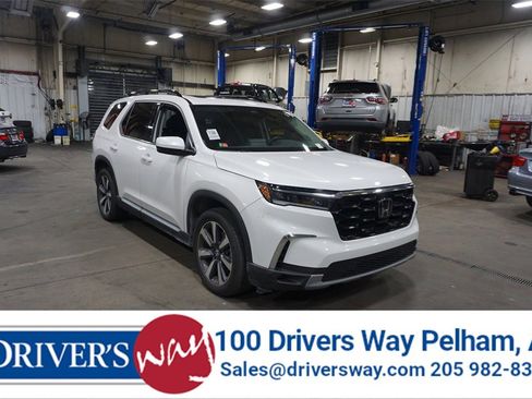 Used 2025 Honda Pilot Touring image 1