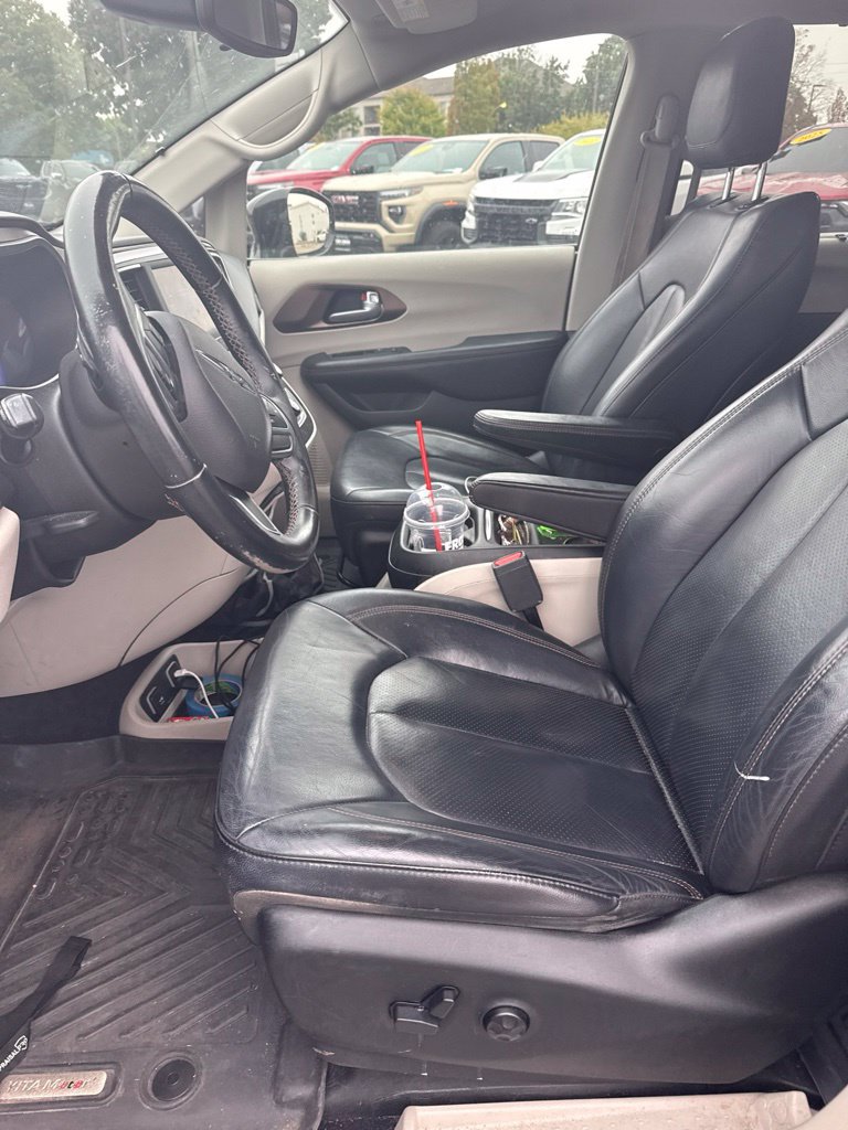 Used 2018 Chrysler Pacifica Touring-L FWD image 3
