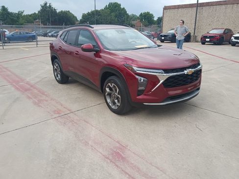 Used 2025 Chevrolet Trax LT w/ LT Convenience Package FWD image 6