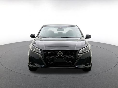Used 2025 Nissan Altima 2.5 SV FWD image 2