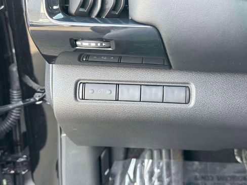 Used 2025 Nissan Pathfinder S image 19