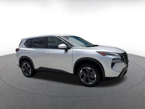 Used 2025 Nissan Rogue SV FWD image 2