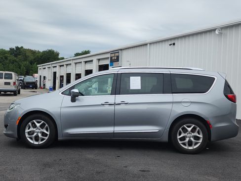 Used 2020 Chrysler Pacifica Limited FWD image 2