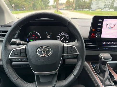 Used 2022 Toyota Sienna XLE FWD image 16
