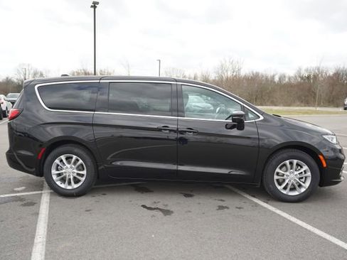 New 2026 Chrysler Pacifica Select FWD image 8
