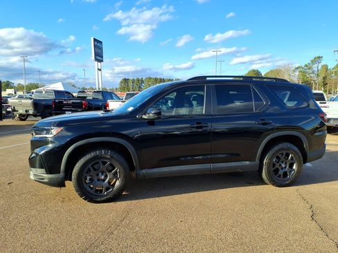 Used 2023 Honda Pilot TrailSport image 1