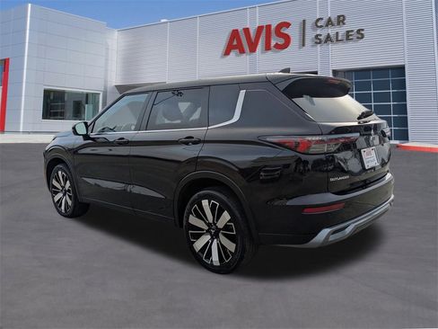 Used 2025 Mitsubishi Outlander SE image 9