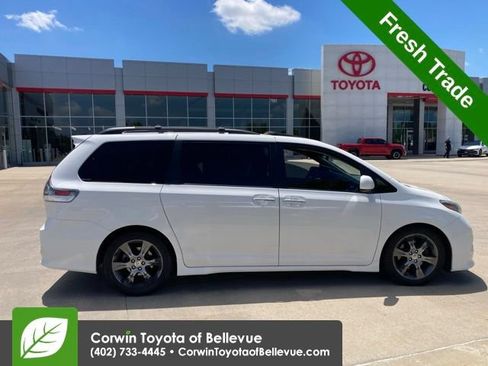 Used 2015 Toyota Sienna SE w/ SE Preferred Package FWD image 2