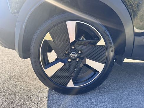 Certified 2025 Nissan Kicks SR image 12