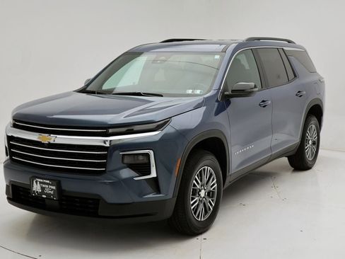 Used 2025 Chevrolet Traverse LT image 2