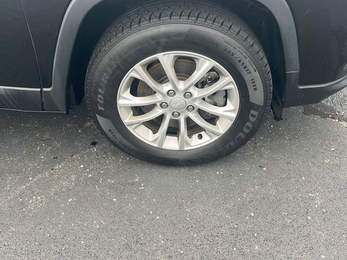 Used 2019 Jeep Cherokee Latitude w/ Cold Weather Group AWD/4WD image 31