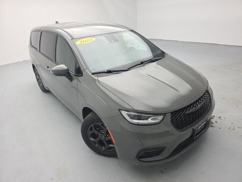 Used 2023 Chrysler Pacifica Touring-L w/ S Appearance Package FWD image 2