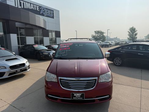 Used 2012 Chrysler Town & Country Touring-L w/ Entertainment Group #2 FWD image 2