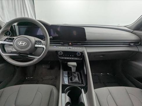Used 2025 Hyundai Elantra SEL image 24