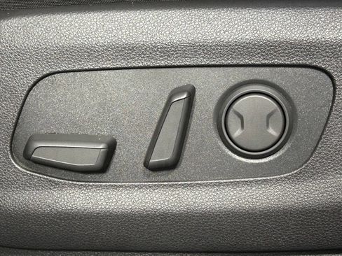 Used 2024 Kia Carnival EX FWD image 32