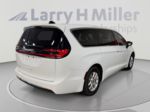 Used 2025 Chrysler Pacifica Select FWD image 5