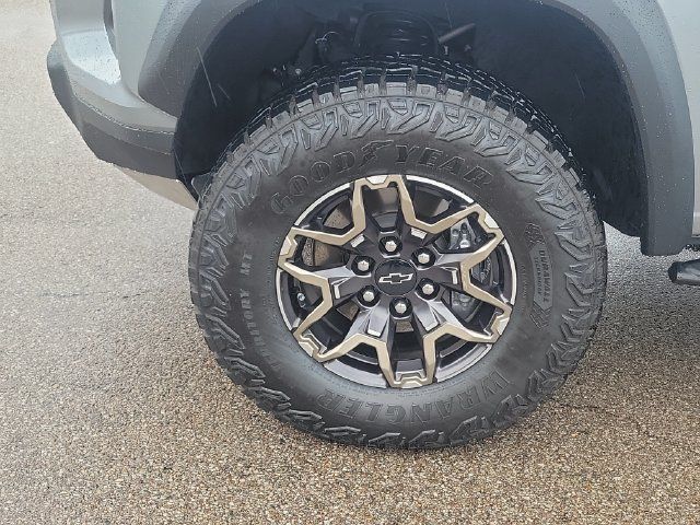 Used 2025 Chevrolet Colorado ZR2 w/ Technology Package AWD/4WD image 9