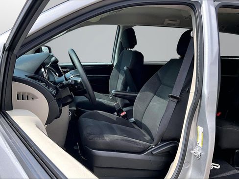 Used 2020 Dodge Grand Caravan SE w/ UConnect Hands-Free Group image 15