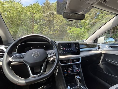 Used 2025 Volkswagen Taos SE AWD/4WD image 34