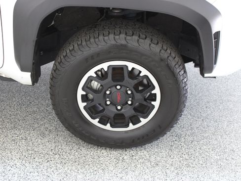 Used 2025 Toyota Tacoma TRD Off-Road AWD/4WD image 5