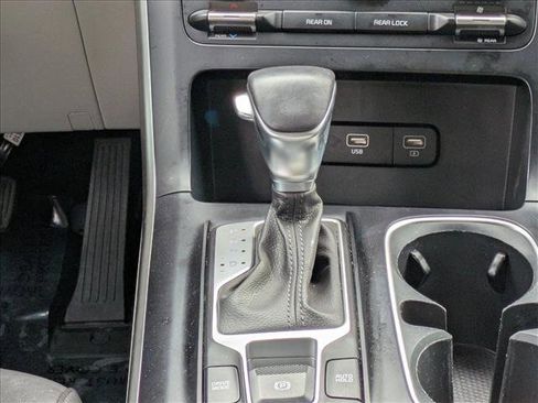 Used 2024 Kia Carnival LX image 19