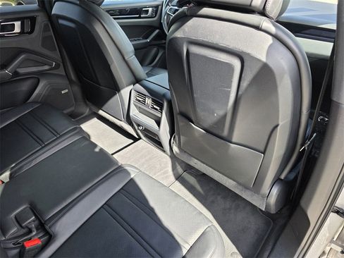 Used 2022 Porsche Cayenne image 30