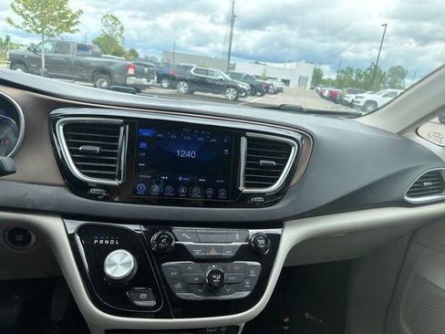 Used 2017 Chrysler Pacifica Touring-L Plus FWD image 11