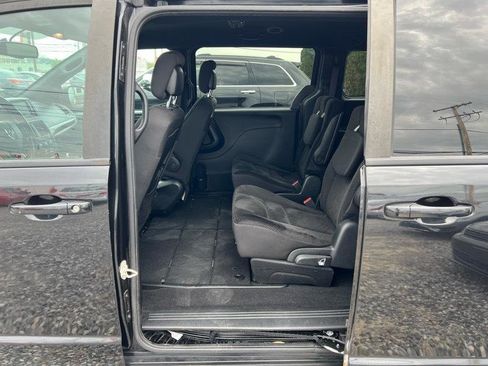 Used 2018 Dodge Grand Caravan SE FWD image 18