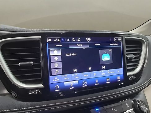 Used 2023 Chrysler Pacifica Touring-L FWD image 30
