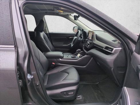 Used 2023 Toyota Highlander XLE image 29