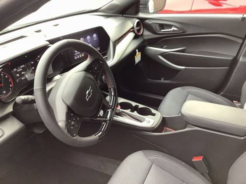 Used 2026 Chevrolet Trax RS w/ Sunroof Package FWD image 2