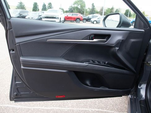 Used 2025 Toyota Camry SE AWD/4WD image 18