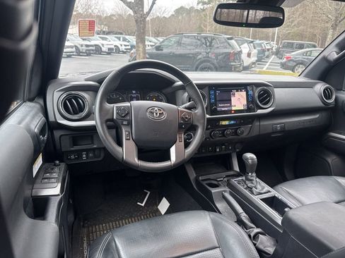 Used 2019 Toyota Tacoma TRD Off-Road image 2