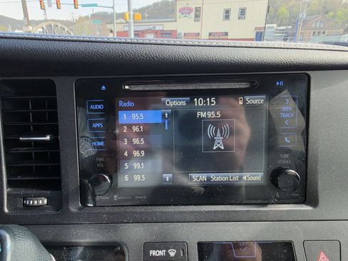 Used 2017 Toyota Sienna XLE image 21