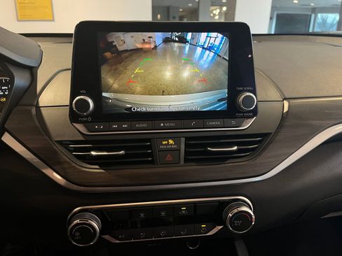 Used 2025 Nissan Altima 2.5 SV image 17