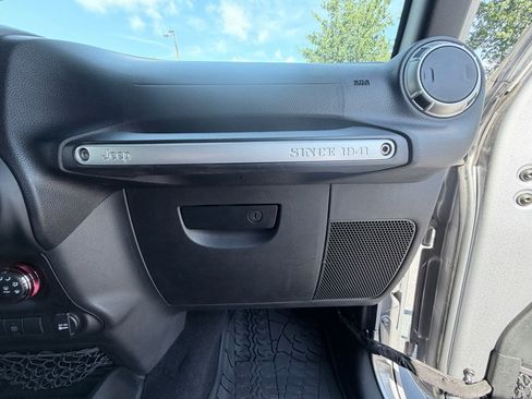 Used 2018 Jeep Wrangler Sahara w/ Dual Top Group AWD/4WD image 18