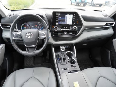 Used 2022 Toyota Highlander XLE image 2