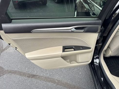 Used 2019 Ford Fusion SE image 16