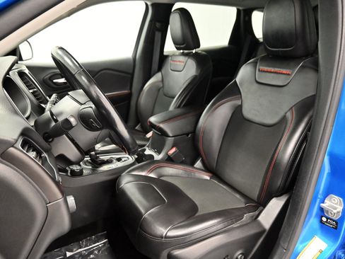 Used 2021 Jeep Cherokee Trailhawk AWD/4WD image 6