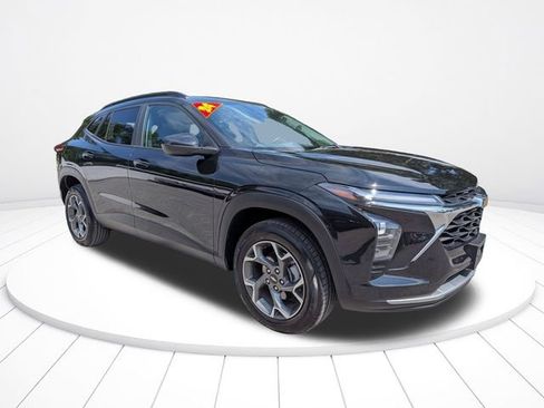 Used 2024 Chevrolet Trax LT FWD image 2