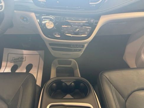 Used 2022 Chrysler Pacifica Touring-L FWD image 18