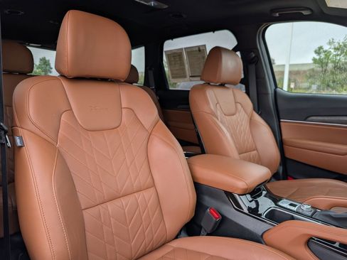 Used 2025 Kia Telluride AWD image 30