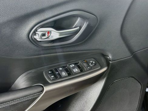 Used 2019 Jeep Cherokee Latitude Plus FWD image 15