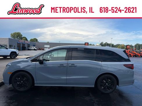 Used 2024 Honda Odyssey Sport image 3